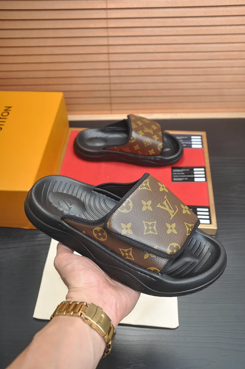 Men's men's shoes 💰340💶 [Louis Vuitton LV slippers] (high-end cowhide) counter 1:1 fashion style, a must-have for summer! The designer used LV’s iconic outsole. The original simple slippers instantly become fashionable! The upper is made of flexible special cowhide leather straps alternately, and the workmanship is exquisite! A must-have for stylish men in summer, size 38-45 (45 customized)